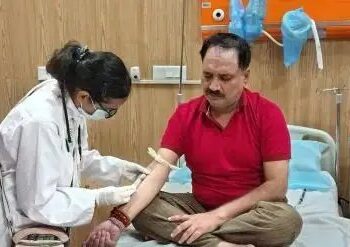 यमुना में डुबकी लगाने वाले BJP चीफ अस्पताल में भर्ती, सांस लेने में आई दिक्कत