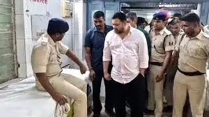 बिहार में तेज रफ्तार ट्रक ने तेजस्वी यादव के काफिले को टक्कर मारी, तीन पुलिसकर्मी घायल