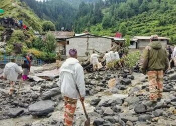 उत्तराखंड के धराली में बादल फटने से भीषण तबाही: 5 मृत, 11 जवान लापता, 190 बचाए गए