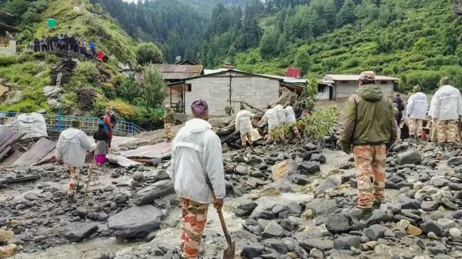 उत्तराखंड के धराली में बादल फटने से भीषण तबाही: 5 मृत, 11 जवान लापता, 190 बचाए गए