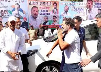 English गुजरात के कार्यकर्ताओं पर फूटा राहुल गांधी का गुस्सा, कहा- 20, 30 लोगों को निकाल देना चाहिए