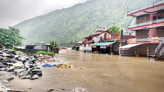 उत्तराखंड में उफान पर आई नदियां, बागेशवर में सभी स्कूल बंद