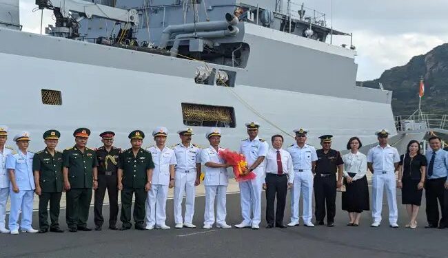 भारतीय नौसेना पोत आईएनएस किल्टन ने वियतनाम की कैम रन खाड़ी की यात्रा की