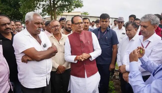 केंद्रीय कृषि मंत्री ने गुजरात में मूंगफली किसानों से की मुलाकात, खेतों में किया निराई-गुड़ाई का कार्य