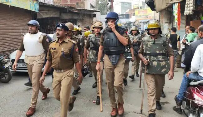 संभल हिंसा: पुलिस का बड़ा एक्शन! सड़कों पर लगेंगे पत्थरबाजों के पोस्टर, की जाएगी वसूली