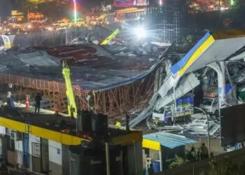 मुबंई के घाटकोपर इलाके में विशाल हॉर्डिंग गिरने से 14 की मौत