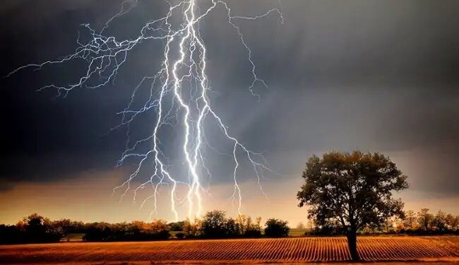 बिहार के 23 जिलों में बिजली गिरने का अलर्ट, बेगूसराय में 7 लोगों की मौत