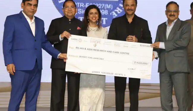 देश के सबसे बड़े मुफ्त मेडिकल कैंप के लिए अनिल कपूर ने किया डॉ. धर्मेंद्र कुमार का सम्मान