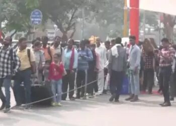 छठ के लिए घर जा रहे लोग, आनंद विहार पर दिखी लंबी कतारें!