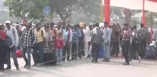 छठ के लिए घर जा रहे लोग, आनंद विहार पर दिखी लंबी कतारें!