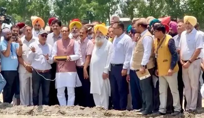 एक बटन से खेती की क्रांति: कृषि मंत्री ने बिना खेत में उतरे चलाया PAU का रिमोट संचालित ट्रांसप्लांटर