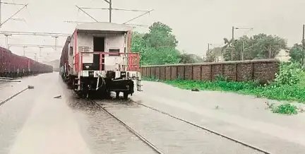 गुजरात में बारिश का कहर, सड़कों के साथ रेलवे भी प्रभावित