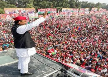 अखिलेश यादव की रैली में मचा हड़कंप, पुलिस ने बेकाबू भीड़ पर बरसाए लठ