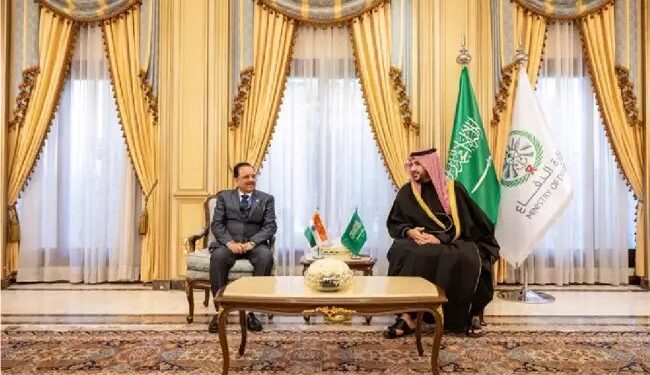 भारत के राज्य रक्षा मंत्री विश्व रक्षा शो में रियाद की यात्रा पर पहुंचे