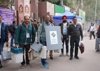 दिल्ली के चुनावी नतीजों से मची हलचल, केजरीवाल के घर संजय सिंह तो सोनिया से मिलने पहुंचे राहुल गांधी