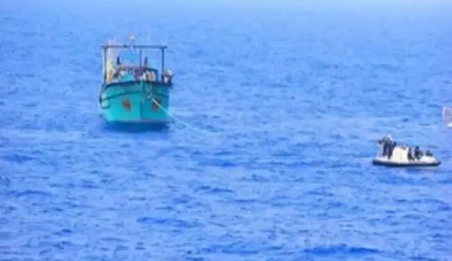 भारतीय तट रक्षक ने भारतीय नौका को अनधिकृत नकदी राशि ले जाते हुए पकड़ा