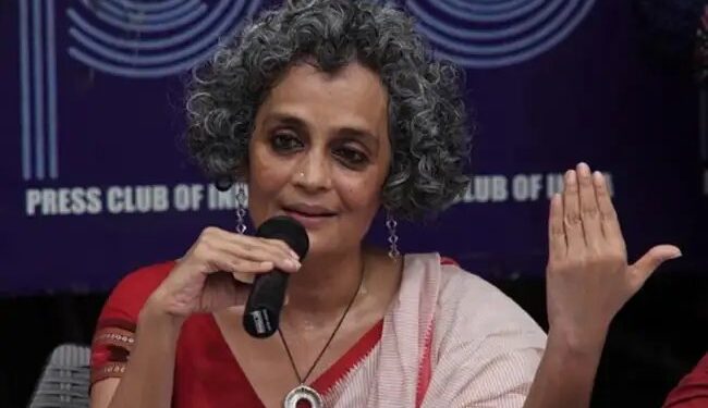 अरुंधति रॉय शेख शौकत हुसैन के खिलाफ मुकदमा चलाने की मंजूरी मिली