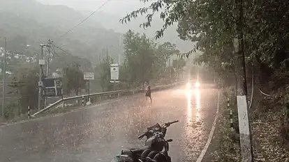 हिमाचल में आधी रात को अचानक आई आंधी से भारी नुकसान, पेड़ उखड़े, छतें उड़ीं….!