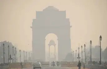 प्रदूषण की मार झेल रहे दिल्लीवासी, AQI पहुंचा 300 पार!