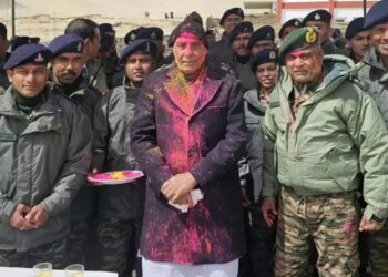 होली मनाने लद्दाख के जवानों के बीच पहुंचे रक्षा मंत्री राजनाथ सिंह, कहा- अपने परिवार’