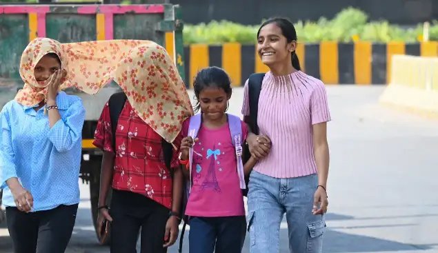 पहाड़ी राज्यों में बदल रहा मौसम, दिल्ली में कमर तोड़ गर्मी, जानें क्या है मौसम अपडेट?