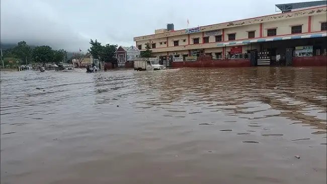 अजमेर में बादल फटे जैसे हालात: भारी बारिश से जनजीवन अस्त-व्यस्त, कई इलाकों में जलभराव और नुकसान