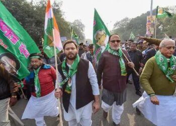 बिहार बंद: चुनाव आयोग के खिलाफ विपक्ष का शक्ति प्रदर्शन, पटना में राहुल-तेजस्वी की रैली, ट्रेनें रोकी गईं