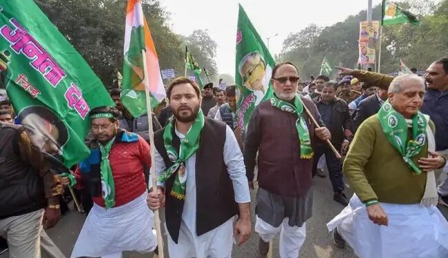 बिहार बंद: चुनाव आयोग के खिलाफ विपक्ष का शक्ति प्रदर्शन, पटना में राहुल-तेजस्वी की रैली, ट्रेनें रोकी गईं