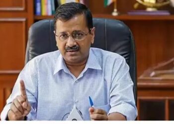 इन पाकिस्तानियों की इतनी हिम्मत..’  घर के बाहर प्रदर्शन करने वालों पर भड़के केजरीवाल