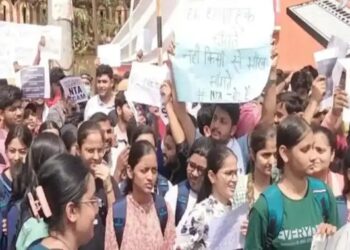 NEET की परीक्षा पर बढ़ा बवाल, गड़बड़ी के बीच उठी SIT जांच की मांग