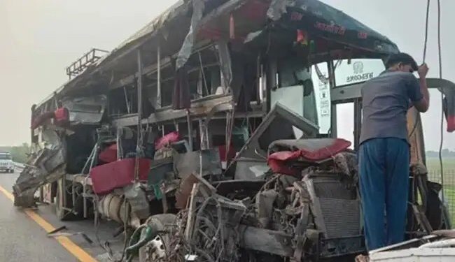 UP: उन्नाव में बड़ा सड़क हादसा, बस और दूध टैंकर की टक्कर में 18 लोगों की मौत