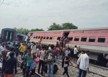 गोडा ट्रेन हादसा: पटरी से उतरे ट्रेन के डिब्बे, प्रशासन को सीएम योगी के सख्त निर्देश