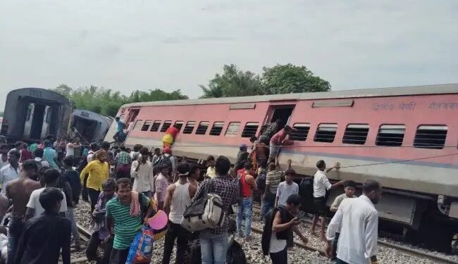 गोडा ट्रेन हादसा: पटरी से उतरे ट्रेन के डिब्बे, प्रशासन को सीएम योगी के सख्त निर्देश