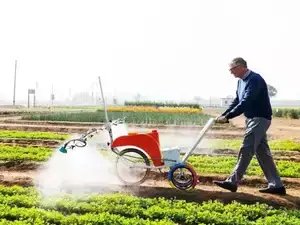 बिल गेट्स ने किसानों की परेशानी कम करने के लिए स्टार्टअप द्वारा बनाए गए कीटनाशक स्प्रेयर पर हाथ आजमाया