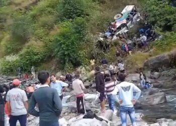 उत्तराखंड:  अल्मोड़ा में 40 यात्रियों से भरी बस खाई में गिरी,10 की मौत
