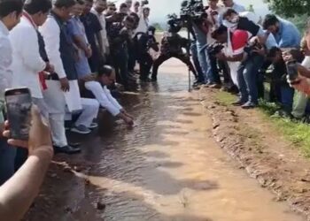 पानी की उलटी धारा देख मुस्कराए शिवराज, कागज की नाव संग गाया मनभावन गीत