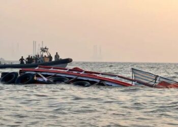 मुबंई: नेवी की स्पीड बोट से टकराई फेरी, 13 लोगों की मौत, 100 लोगों का रेस्क्यू