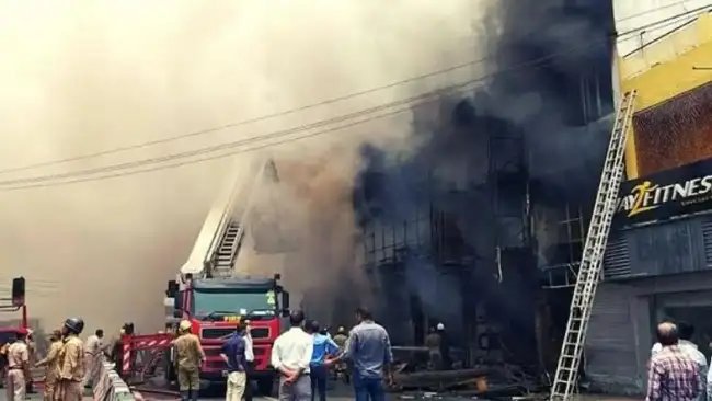 दिल्ली: लाजपत नगर के I-7 हॉस्पिटल में लगी भीषण आग, दमकल की 16 गाड़ियां