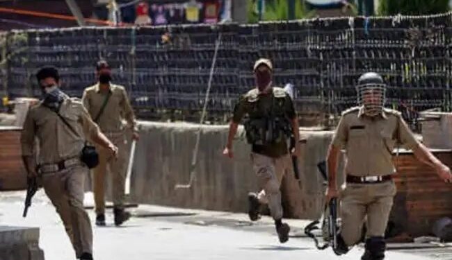 सेना के जवानों की ओर से चार पुलिसकर्मियों की कथित रूप से पिटाई का मामला