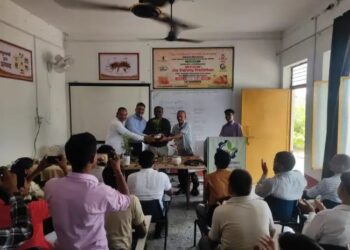 सात दिवसीय वैज्ञानिक मधुमक्खी पालन प्रशिक्षण का बड़ौत में हुआ शुभारंभ