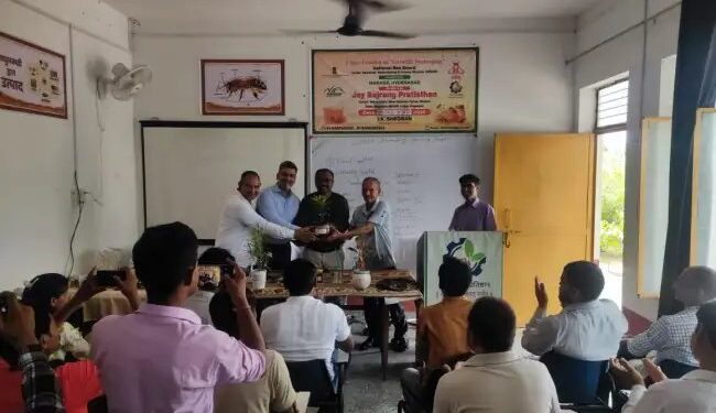 सात दिवसीय वैज्ञानिक मधुमक्खी पालन प्रशिक्षण का बड़ौत में हुआ शुभारंभ