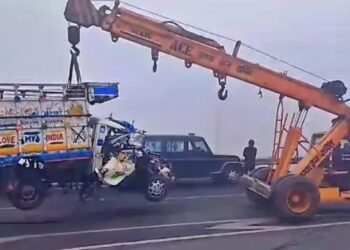 दिल्ली- लखनऊ हाईवे पर भीषण हादसे, घने कोहरे के कारण आपस में टकराई कई गाड़ियां