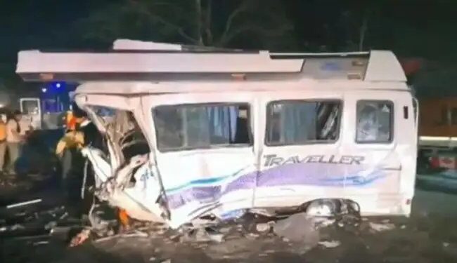 वैष्णो देवी जा रही मिनी बस की भीषण टक्कर, 7 लोगों की मौत, कई घायल