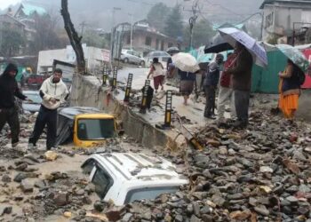 हिमाचल में बादल फटने से तबाही: 5 की मौत, 8 लापता, कई जिलों में ऑरेंज अलर्ट जारी