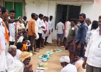 उत्तर- दक्षिण भारत में यूरिया का संकट! लंबी कतारों में नजर आए किसान,ग्रामीणों का फूटा गुस्सा