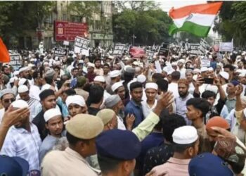 वक्फ कानून के खिलाफ कोलकाता में छात्र तो सड़कों पर AIMIM कार्यकर्ताओं का प्रदर्शन तेज