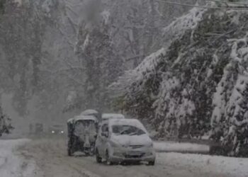 Jammu Kashmir: ठंड और बारिश के बाद जम गई घाटी, -20 डिग्री गिरा तापमान