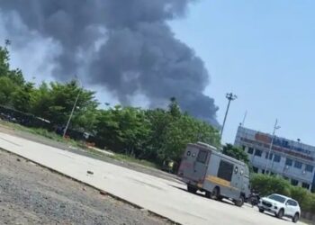 Ahmedabad Plane Crash: अहमदाबाद में बड़ा विमान हादसा: एयर इंडिया का बोइंग 787-8 ड्रीमलाइनर क्रैश, विमान में 242 लोग थे सवार