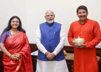 सांसद मनोज तिवारी ने प्रधानमंत्री नरेन्द्र मोदी को भेंट किया बाबा वैद्यनाथ धाम का प्रसाद