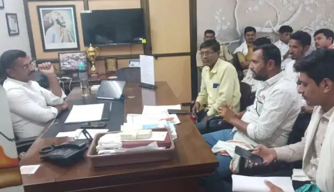 पीएम फसल बीमा योजना का मुआवजा कई महीनों से अटका, अकोला में किसानों ने शुरु किया धरना-प्रदर्शन!